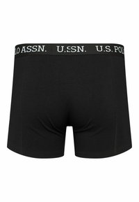 Schwarze Boxershorts aus glattem Stoff, mit einfarbigem Design und einem elastischen, mit kontrastierendem weißen Text ausgezeichneten Markenbund.