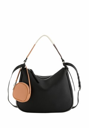 Bolso de hombro de cuero negro con asa multicolor y un pequeño bolso redondo color marrón claro unido a un lado.