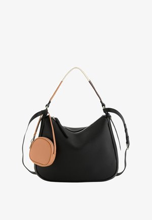 Schwarze Lederschultertasche mit mehrfarbigem Griff und kleinem rundem beigefarbenem Beutel an einer Seite befestigt.