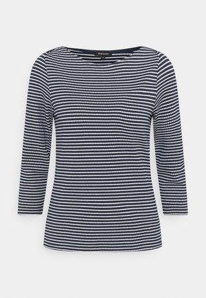 Langärmliges Hemd mit marineblauen und weißen Streifen, Rundhalsausschnitt und figurbetontem Schnitt, vor einem einfarbigen Hintergrund präsentiert.