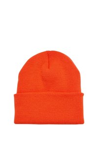 Oranžová pletená čepice s ohnutým lemem, vyrobená z měkké tkaniny. Má bezšvovou korunu a texturovaný povrch. Jednoduchý, neformální design.