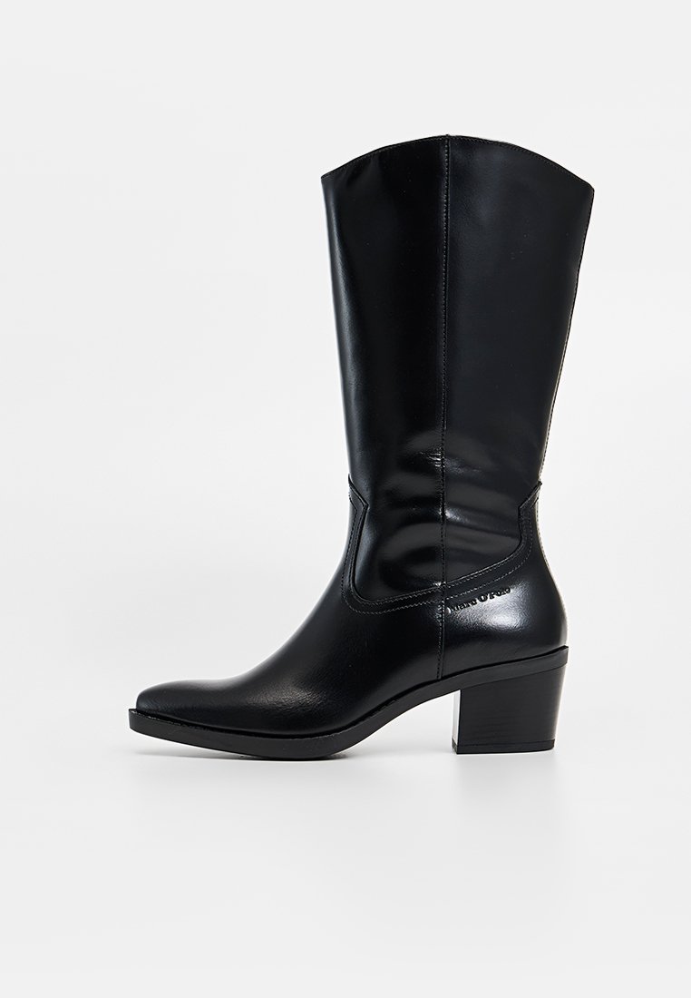 Bota de cuero negro hasta la rodilla con punta redondeada, textura suave y tacón grueso. Presenta un diseño minimalista y un sutil detalle de marca.