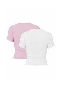 Divi īss piedurkņu tops, redzami no mugurpuses. Viens ir gaiši rozā, otrs balts. Abām ir apaļas kakla izgriezums un piegulošs dizains.