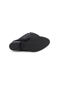 Zwarte suède enkellaars met een zijrits en een getextureerde rubbersole. Heeft een ronde neus en een geperst merklogo aan de onderkant.