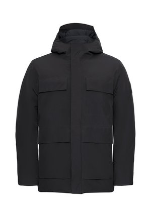 Giacca nera impermeabile con cappuccio, caratterizzata da una zip frontale, due ampie tasche sul petto e un orlo piatto. Tessuto liscio e design minimalista.