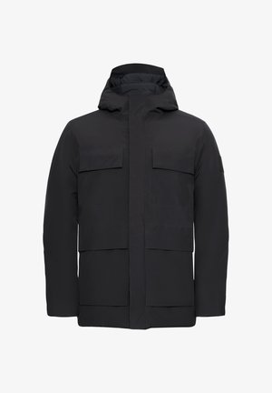 Giacca nera impermeabile con cappuccio, caratterizzata da una zip frontale, due ampie tasche sul petto e un orlo piatto. Tessuto liscio e design minimalista.