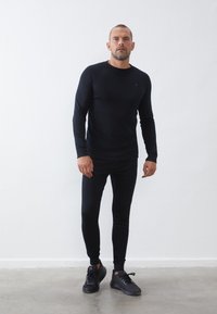 Pier One Sport BASE LAYER SET LONG SLEEVE TOP LEGGINGS - Spodnja majica - black