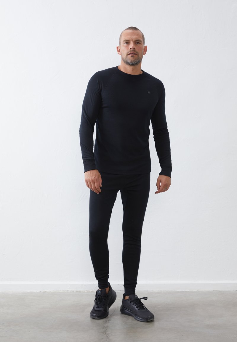 Pier One Sport BASE LAYER SET LONG SLEEVE TOP LEGGINGS - Spodnja majica - black