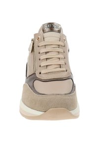Sneaker beige in materiale scamosciato e in pelle, con lacci sul davanti, zip metallica e dettagli testurizzati. Punta arrotondata e suola spessa.