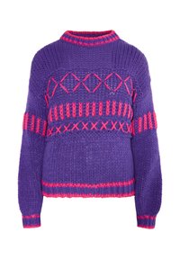 Fioletowy sweter dzianinowy z różowymi akcentami, geometrycznymi wzorami, wysokim dekoltem i długimi rękawami. Teksturowana tkanina o luźnym kroju.