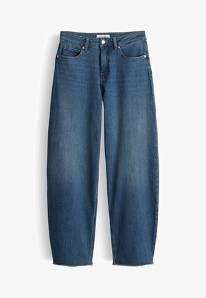 Blaue Jeans mit geradem Bein, hoher Taille, fünf Taschen, Knopfverschluss und rohem Saum, flach auf weißem Hintergrund ausgelegt.