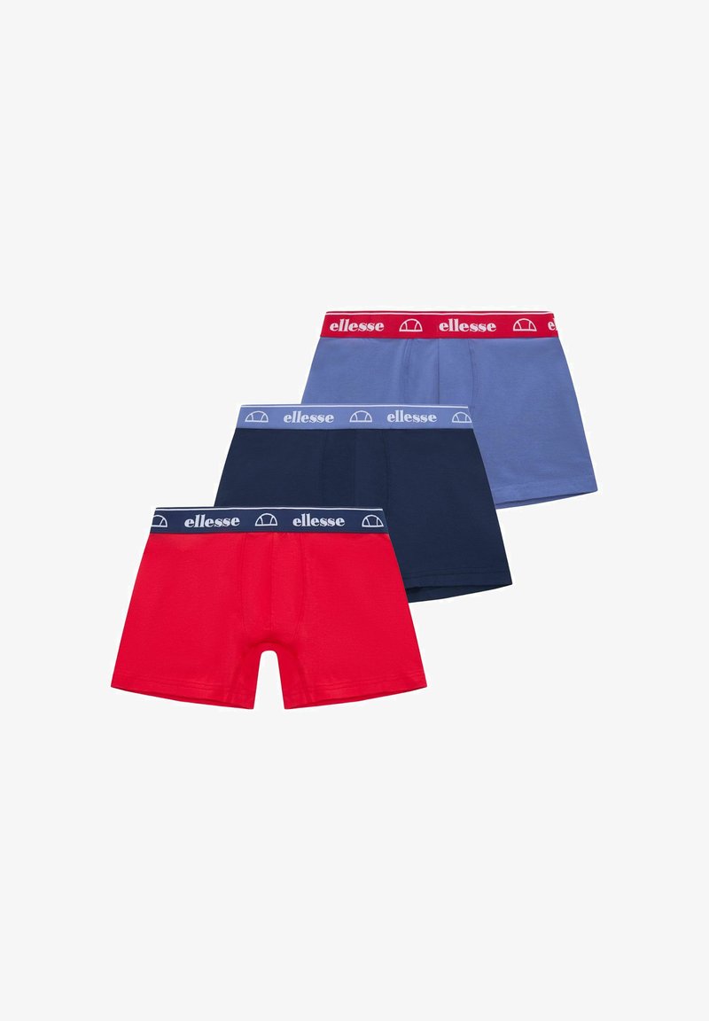 Trzy pary męskich bokserek: czerwone, niebieskie i granatowe, z elastycznymi paskami w talii z logo "ellesse" oraz kontrastującymi akcentami.