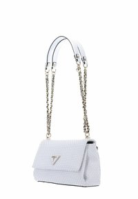 Borsa bianca tessuta con chiusura a filetto, dotata di catena d'argento e manici in pelle, e un piccolo logo triangolare sul fronte.