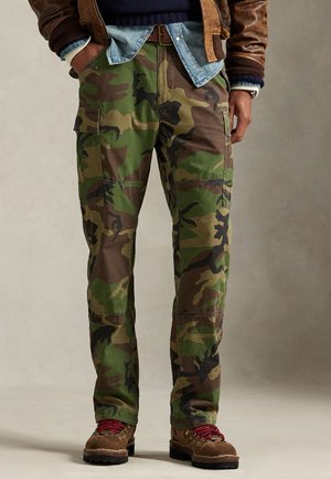 Pantaloni cargo cu camuflaj, cu multiple buzunare, confecționați din țesătură din amestec de bumbac. Prezintă modele verde, maro și negru, croială adaptată și picioare drepte.