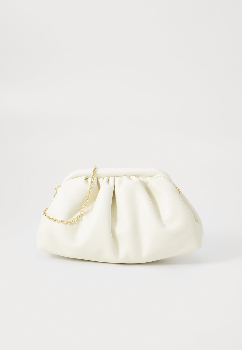 Borsetta bianca in pelle con un design arricciato, dotata di una tracolla in catena dorata e una forma arrotondata. Texture liscia con morbide pieghe e senza motivi.