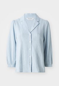 Camicia blu chiaro con bottoni, realizzata in tessuto testurizzato, caratterizzata da un colletto a scarpetta e maniche a sbuffo, con bottoni bianchi sulla parte anteriore.
