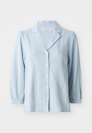 Camicia blu chiaro con bottoni, realizzata in tessuto testurizzato, caratterizzata da un colletto a scarpetta e maniche a sbuffo, con bottoni bianchi sulla parte anteriore.