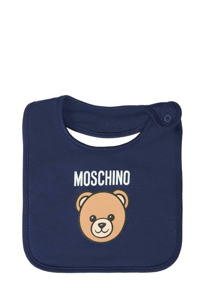 Bavaglino blu navy in cotone con bordi arrotondati, caratterizzato da una grafica di un orso e il testo "MOSCHINO" in bianco sopra di esso.