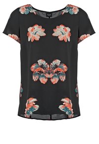 Černý top s krátkým rukávem, zdobený květinovým vzorem v červené, bílé a tyrkysové barvě. Hladká tkanina s kulatým výstřihem a bočními rozparky.