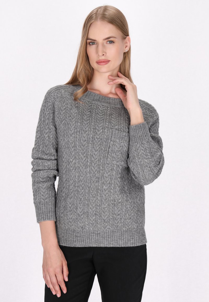 Szürke, cable-knit pulóver hosszú ujjakkal, bordás mandzsettákkal és aljjal, bal mellen elhelyezett zsebbel. Az anyag puha és telt.