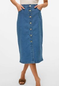 Denim midi sijonas su tiesia siluetu, priekiniais mygtukų užtrauktukais ir dviem šoninėmis kišenėmis. Vidutinė mėlyna spalva su matomomis siuvimo detalėmis.