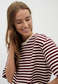 mbyM EMRYS-M - Pluus - bordeaux sugar stripe