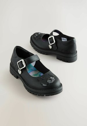 Scarpe Mary Jane nere con cinturino a fibbia, in pelle testurizzata e con una soletta floreale colorata. Presentano un personaggio dei cartoni animati embosso sulla punta.