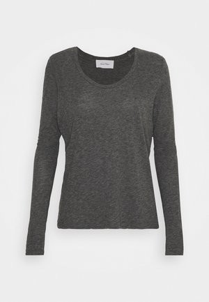 Ciemnoszara koszulka z długim rękawem, dekoltem typu crew neck i lekko dopasowanym krojem, przedstawiona na jednolitym białym tle.