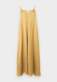 Μακρύ μουσελίνα φόρεμα σε μουσταρδί χρώμα χωρίς μανίκια, με λεπτές ράντες και άνετη, ρέουσα εφαρμογή, κρεμασμένο σε απλό φόντο.