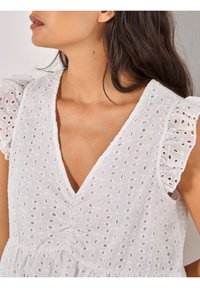 Apricot RUFFLE  biały