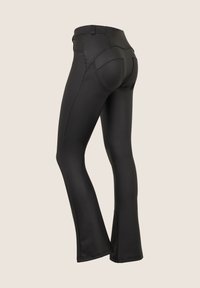 Musta tekonahkahousut, joissa liehuvat lahkeet, saumaton muotoilu, takataskut ja kontrastisommitelut.