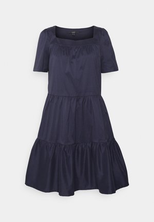 Vestido azul-marinho feito de tecido liso, com mangas curtas, decote quadrado e bainha em camadas com babados.