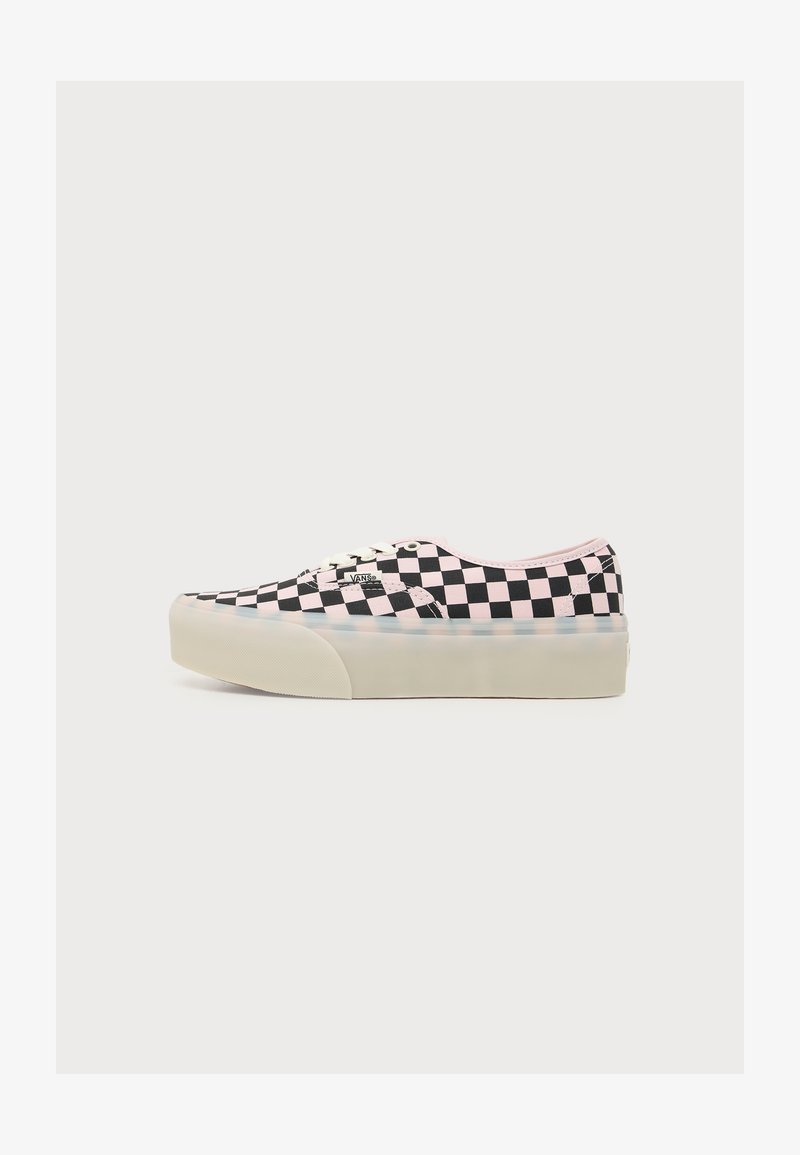 Baskets basses Vans avec motif à carreaux noir et rose et semelle épaisse en caoutchouc blanc, vues de profil sur fond blanc.