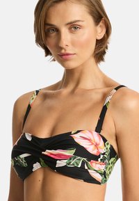 Zwart bloemen bikinitop met een gedraaid voorontwerp, voorzien van roze en groene bladeren, verstelbare bandjes en een soepele textuur.