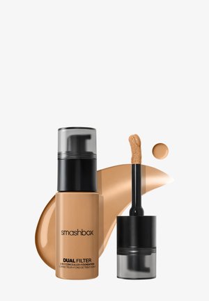 Flacon Smashbox Dual Filter 2-en-1 correcteur et fond de teint avec applicateur, échantillons de maquillage beige sur fond blanc.