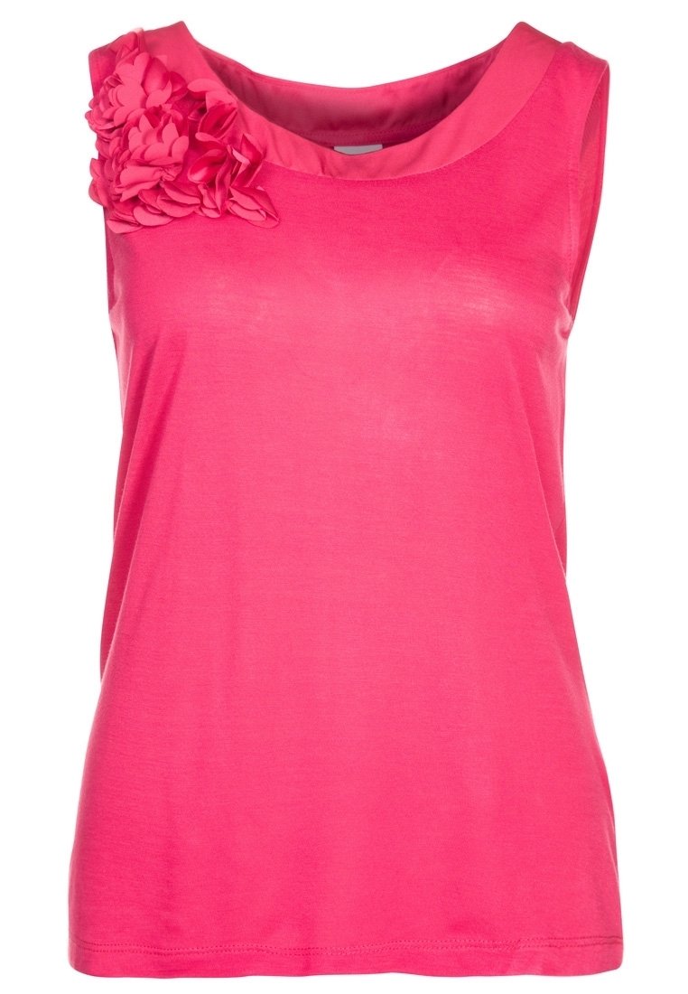 Mouwloze top van felroze stof met een zachte, gladde textuur. Heeft bloemenaccenten op de linker schouder en een ronde halslijn.