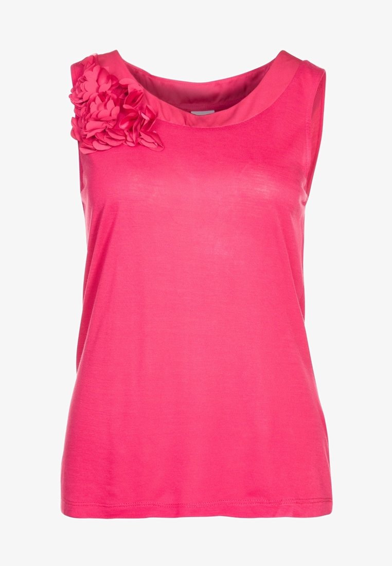 Mouwloze top van felroze stof met een zachte, gladde textuur. Heeft bloemenaccenten op de linker schouder en een ronde halslijn.