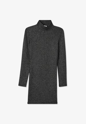 Abito nero a maniche lunghe con colletto alto, realizzato in un tessuto elasticizzato e testurizzato con una lieve lucentezza, progettato per una silhouette aderente.