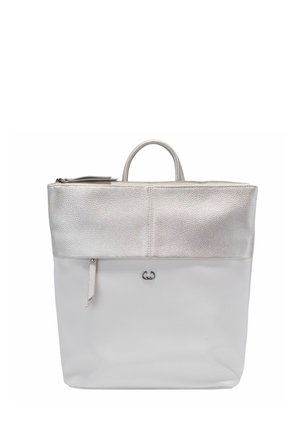 Borsa tote in pelle con una sezione superiore lucida argentata e una sezione inferiore bianca con texture. Presenta un manico superiore e una chiusura con zip.