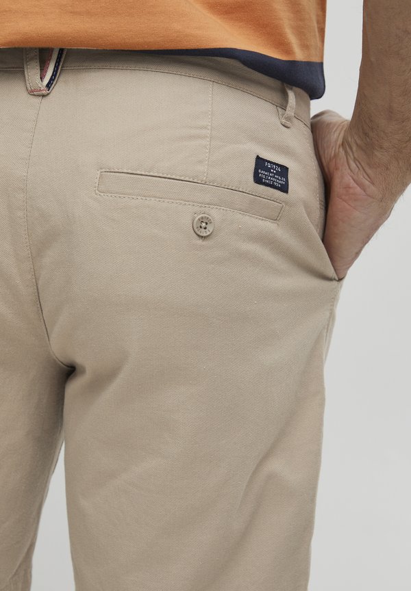FQSNORRI REGULAR FIT - Shorts - coriander4