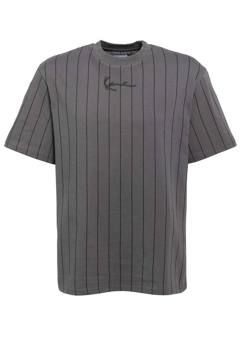 Grå t-skjorte med korte ermer, tynne svarte vertikale striper og en liten svart brodert signatur nær halsåpningen.