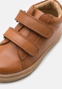 Friboo LEATHER - Boty se suchým zipem - cognac