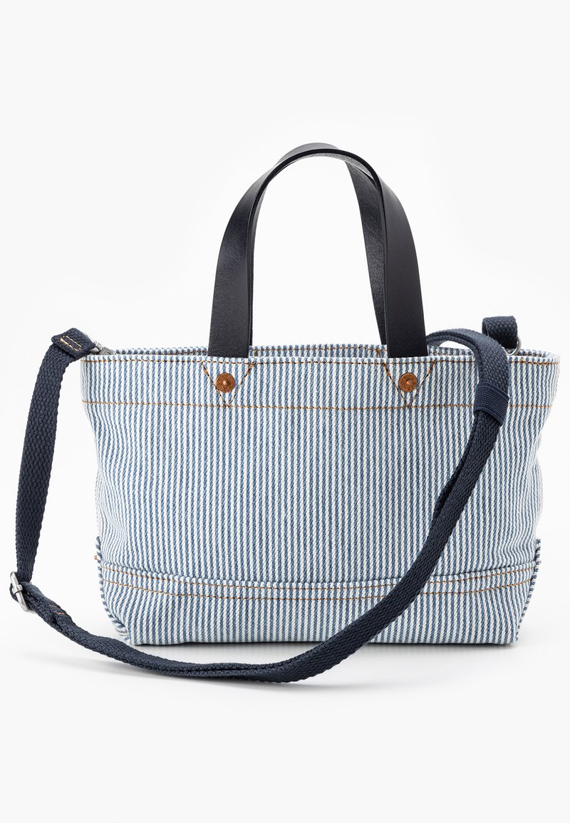 Gestreifte Stofftasche in Blau und Weiß, mit Ledergriffen, einem abnehmbaren marineblauen Gurt und robusten Nähdetails.