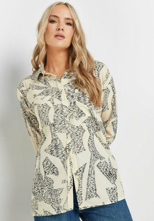 Langärmliges Hemd in Creme mit einem schwarzen abstrakten Muster; verfügt über einen Kragen und einen geraden Schnitt und besteht aus einem weichen Stoff.