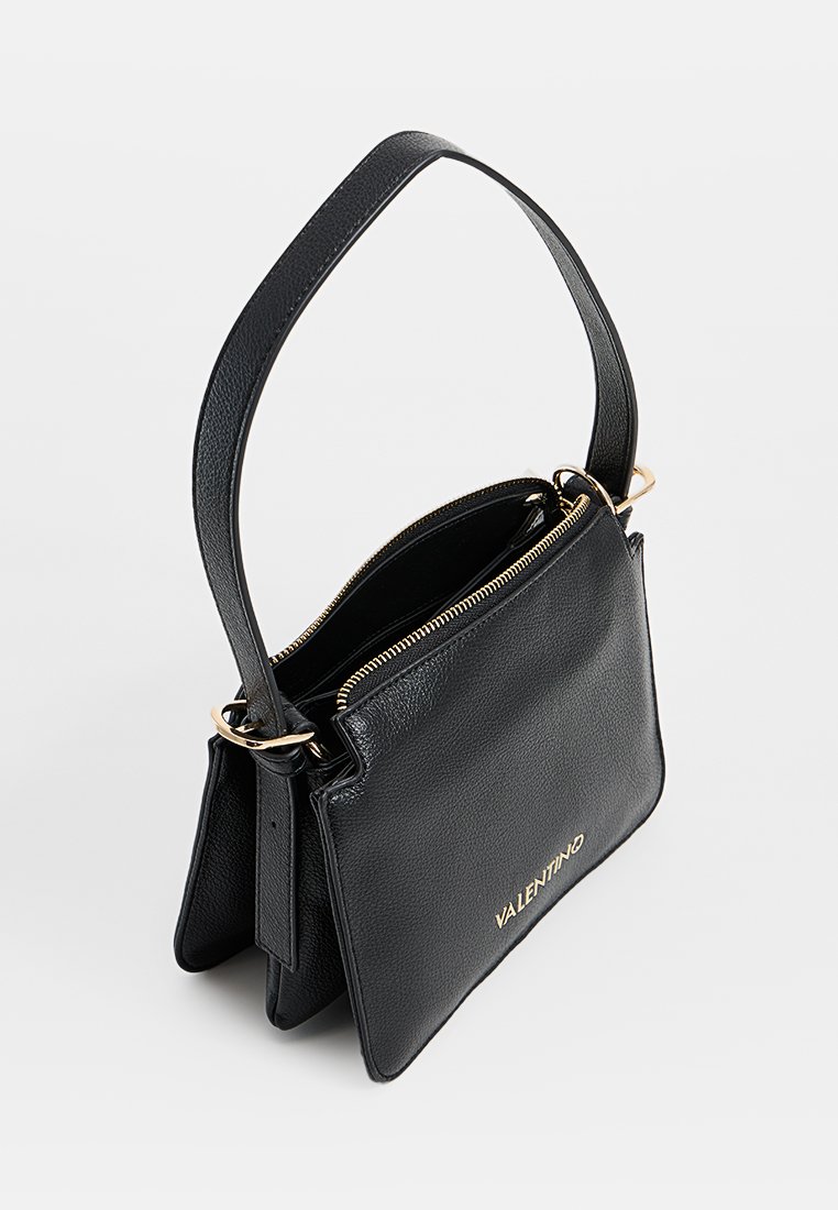 Schwarze Leder-Handtasche mit strukturiertem Finish, goldfarbenem Reißverschluss und Logo. Verfügt über einen einzelnen oberen Griff und eine kompakte rechteckige Form.
