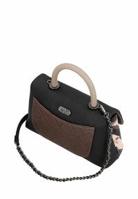 Bolso negro con un asa beige y un bolsillo frontal acolchado marrón. Cuenta con una correa de cadena plateada y materiales texturizados.