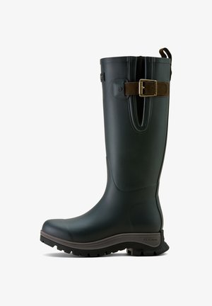 Botte de pluie en caoutchouc verte avec une semelle texturée, une sangle brune ajustable et un détail de boucle, tige haute et finition lisse.