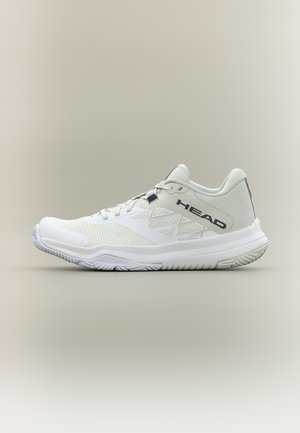 Chaussure de sport blanche basse avec une maille respirante, marquée "HEAD" sur le côté, et une semelle texturée pour une bonne adhérence, présentée sur un fond neutre.