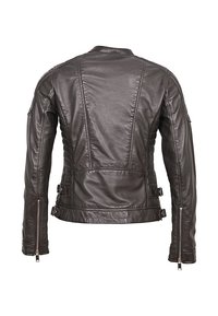 Giubbotto in pelle marrone con un design aderente, caratterizzato da zip e fibbie decorative, superficie texturizzata e dettagli di cucitura su misura.