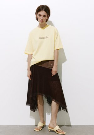 PULL&BEAR, OVERSIZE SHORT SLEEVE WITH GRAPHIC - T-SHIRT - T-shirt imprimé - yellow